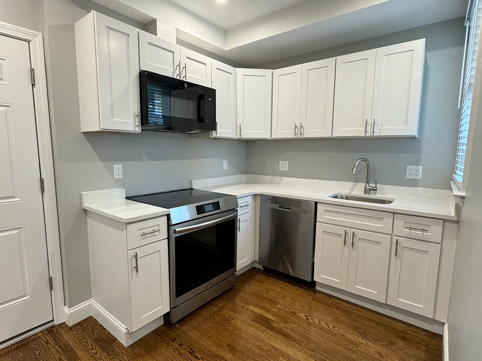 10 bed, 8.5 bath, 2500 sqft, $17,000 — Photo 2