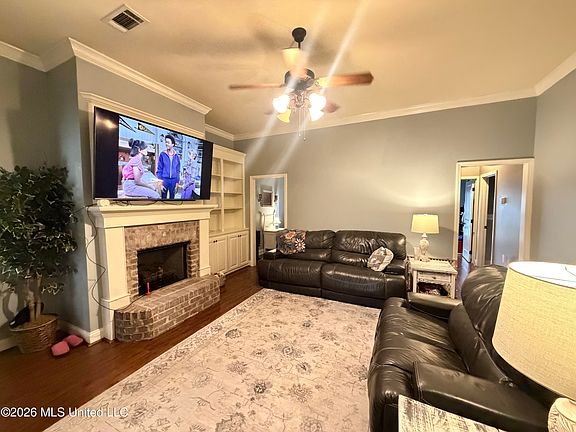 4th image of 401 Roxbury Pl