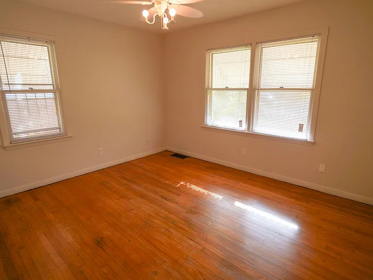 1131 W Brooks St — Photo 11