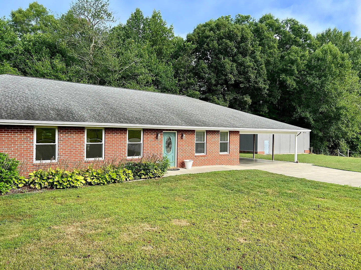 Spacious 4 bedroom house in the heart of Hendersonville! — Photo 2