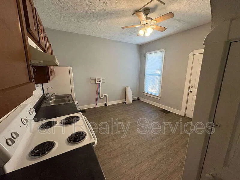 2 bed, 1.0 bath, 1000 sqft, $1,050 — Photo 4