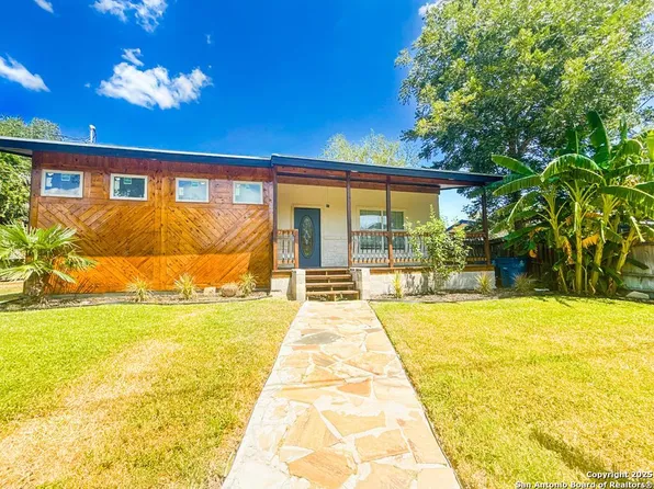 704 W Clare, Beeville 78102