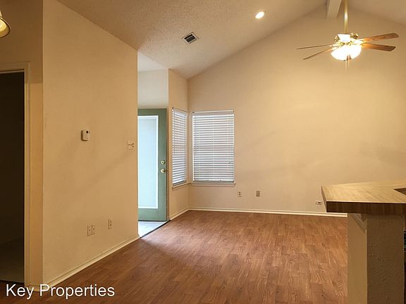 5th image of 606 Canterbury St