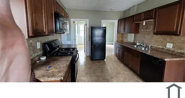 4 bed, 1500 sqft, $2,400 — Photo 2