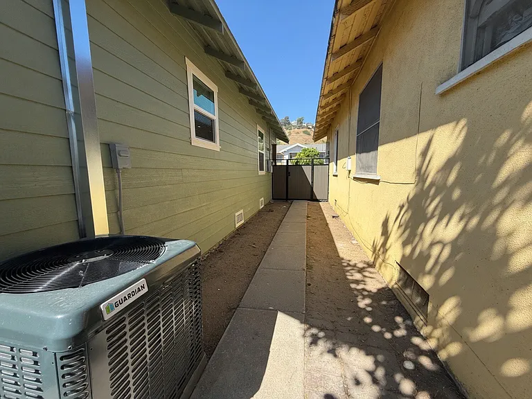 824 Aragon Ave — Photo 14