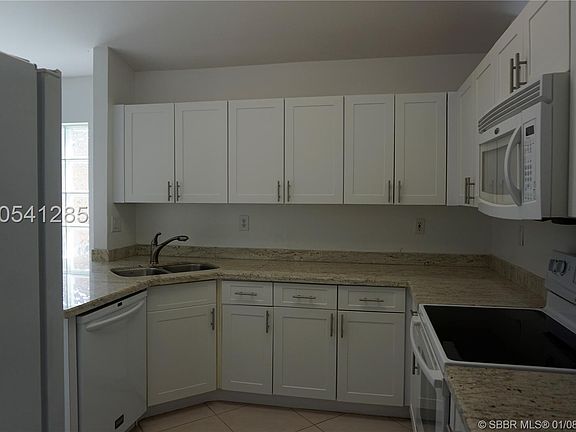 4th image of 301 SW 203rd Ave