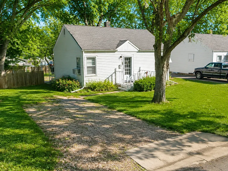 836 SW Frazier Ave — Photo 1