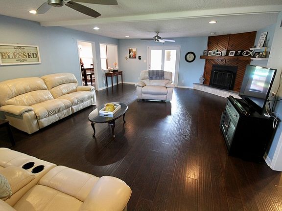 3rd image of 728 E Crestwood Dr