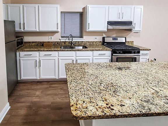 3rd image of 1454 N Leavitt St #1