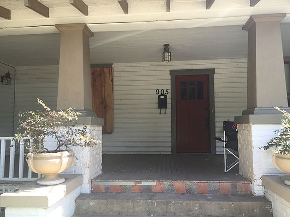 3rd image of 905 W Reynolds St