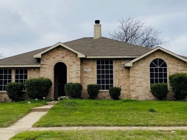 1221 Old Oak Dr, Cedar Hill, TX 75104