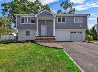 12 Westminster Ln, West Islip, NY 11795