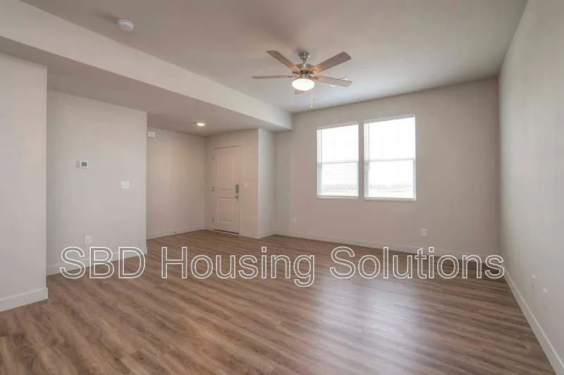 3 bed, 2.5 bath, $1,895 — Photo 3