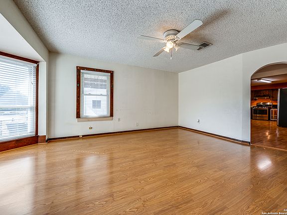 4th image of 405 Kashmuir Pl