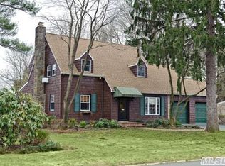 195 Village Rd, Roslyn Heights, NY 11577