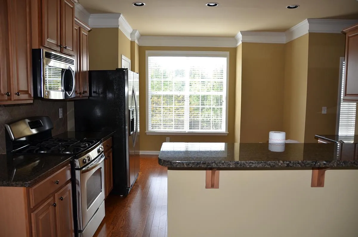 3 bed, 3.5 bath, 2022 sqft, $2,500 — Photo 1