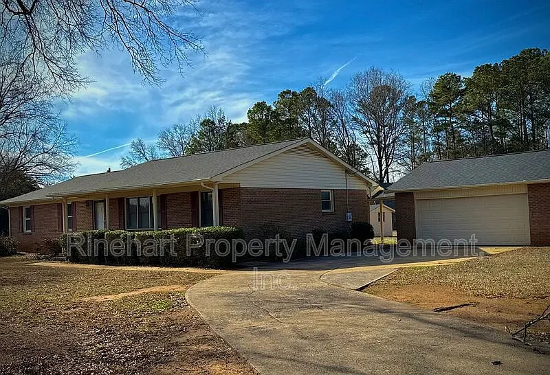 3 bed, 2.0 bath, 1740 sqft, $2,245 — Photo 3