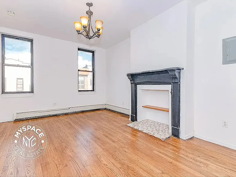 249 Melrose St #2R — Photo 3
