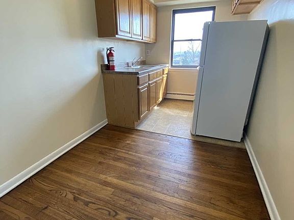 4th image of 289 Essex St APT D
