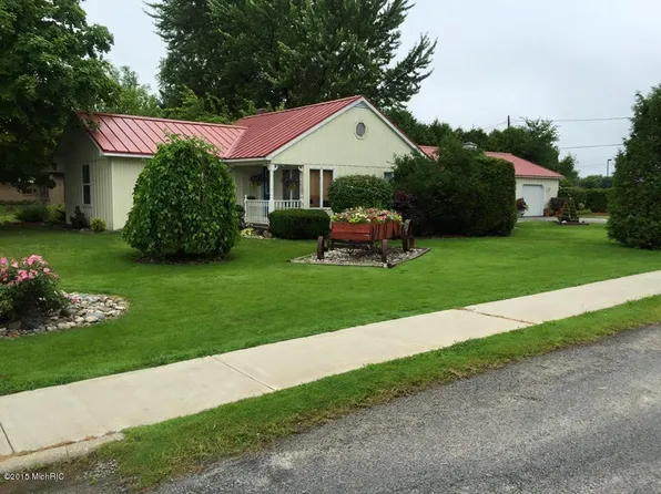 215 N Reinberg Ave, Scottville, MI 49454