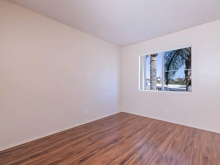4750-4770 Home Avenue Apartments — Photo 7