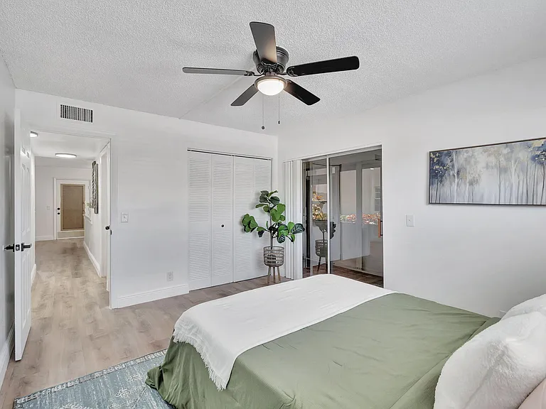 52 Burgundy Dr #B — Photo 32