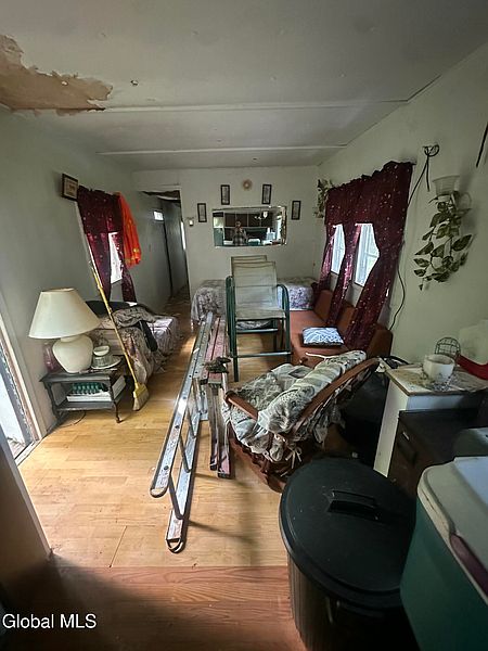 4th image of 549 Maple Street
