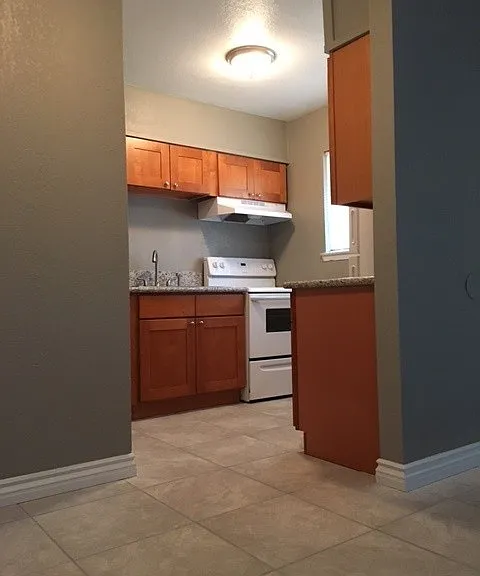 Western Oaks Apartments — Photo 11