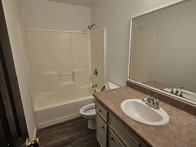 409 E Kerr Ave — Photo 2