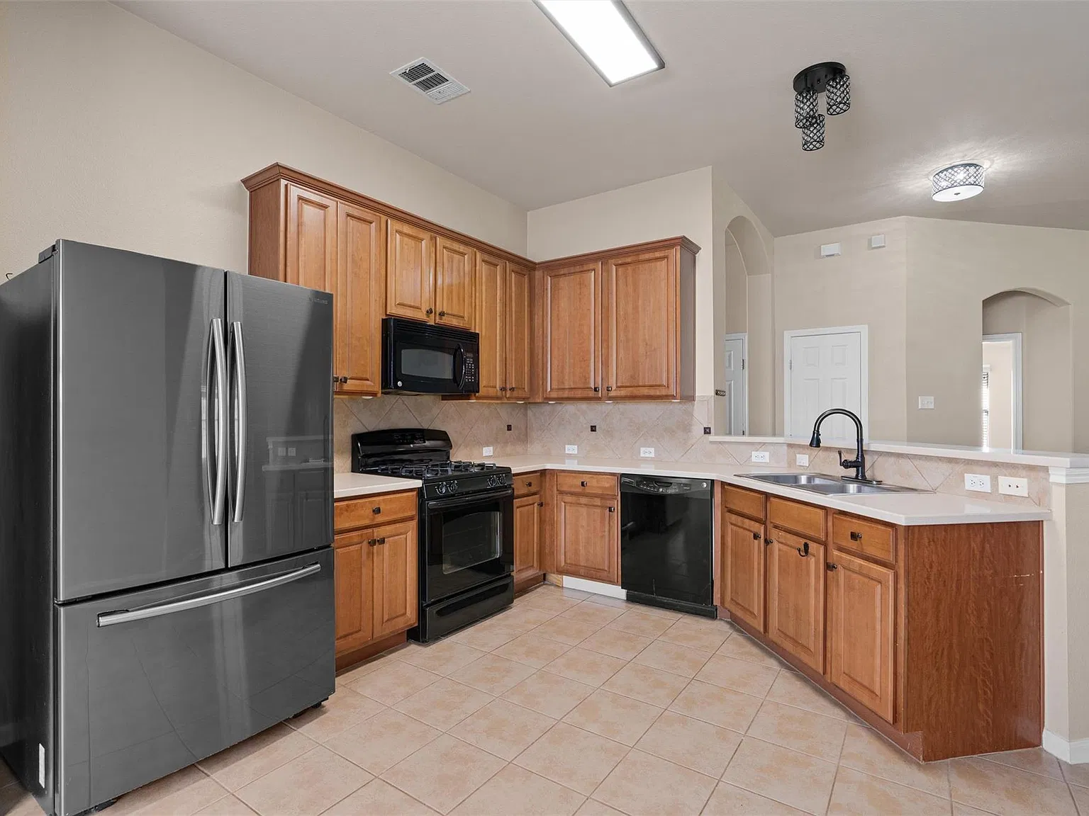 3 bed, 2.0 bath, 1885 sqft, $1,999 — Photo 4