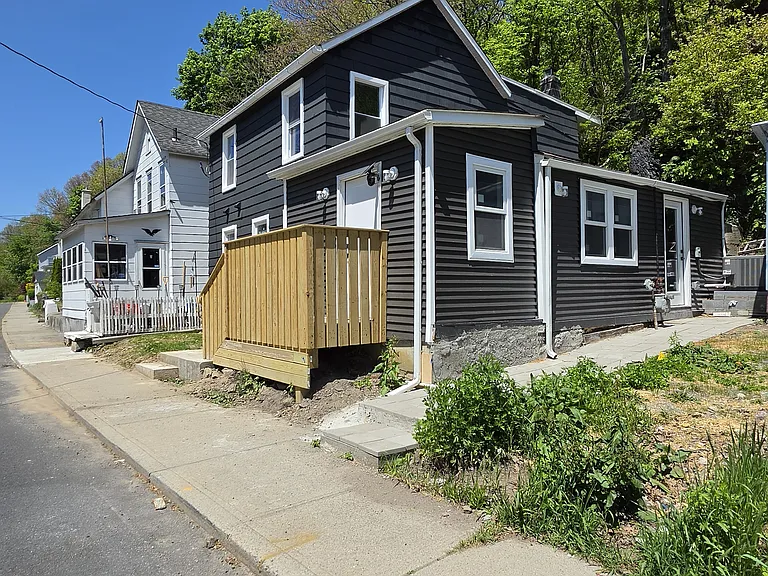 11 Grandview Ave — Photo 1