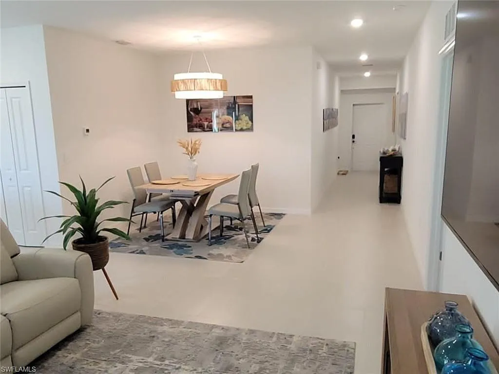 3 bed, 2.0 bath, 1824 sqft, $2,000 — Photo 2