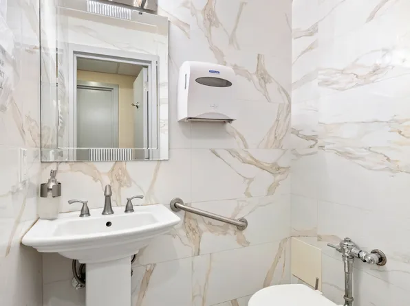 121 East 60th Street image 9 of 11