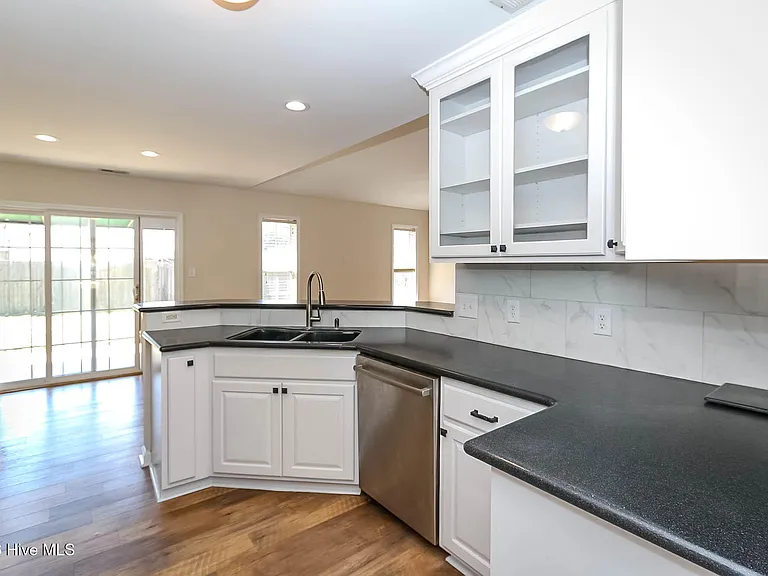 3503 Mandy Ln — Photo 11