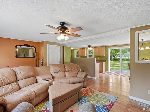 5th image of 608 Snyder Rd