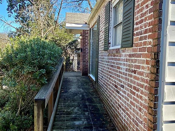 3rd image of 621 Dudley Dr