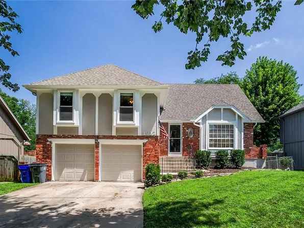 1932 E Sheridan Bridge Ln, Olathe, KS 66062