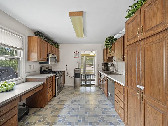 5th image of 204 Iroquois St