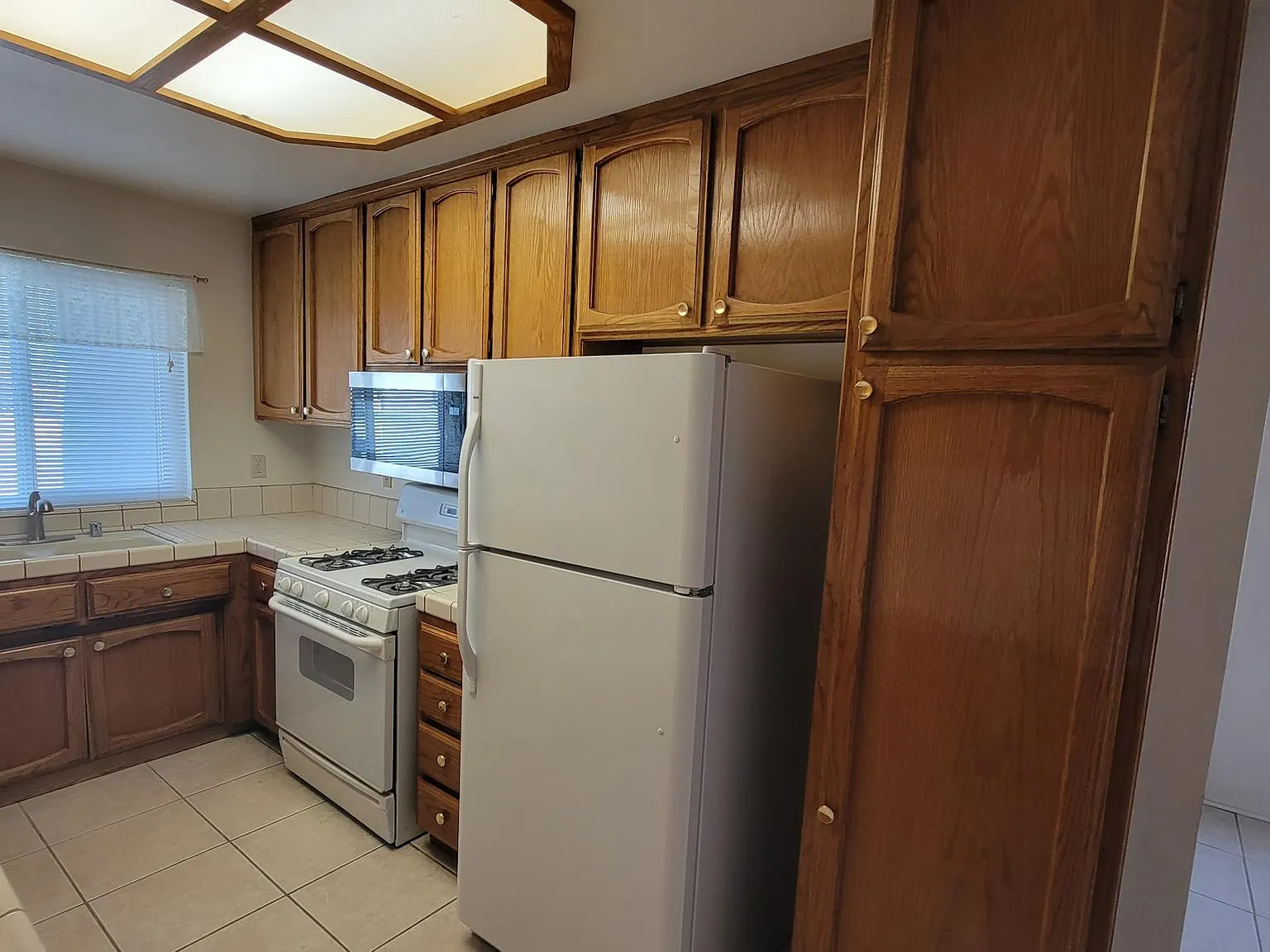 3 bed, 1299 sqft, $1,975 — Photo 4