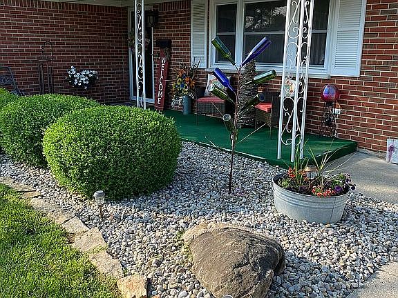 2nd image of 801 Parkview Dr