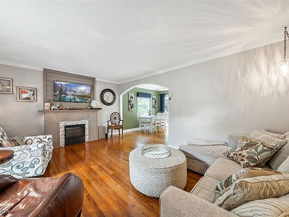 5th image of 23493 Greenwood Ln