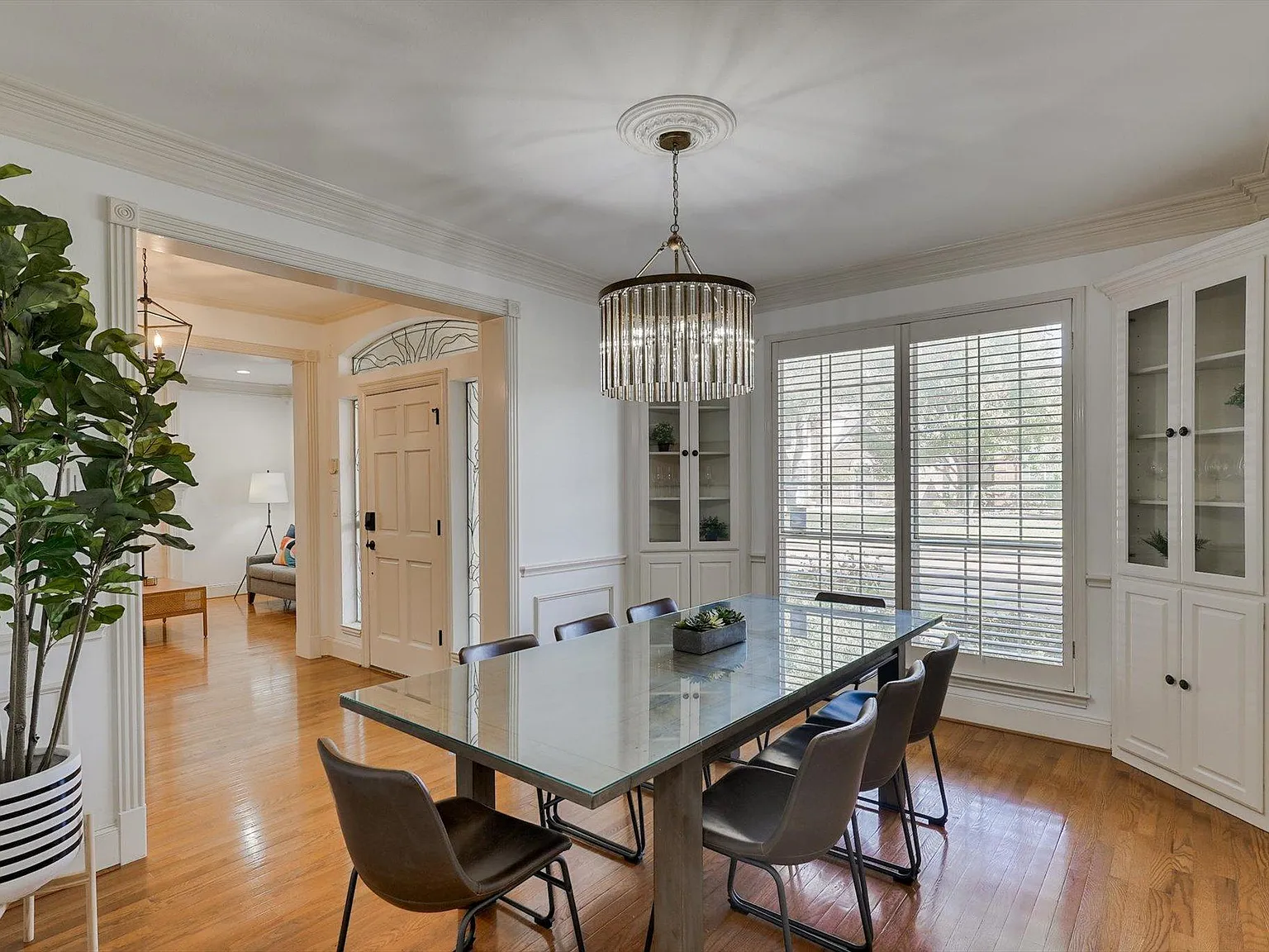 5 bed, 4.5 bath, 3883 sqft, $9,750 — Photo 3