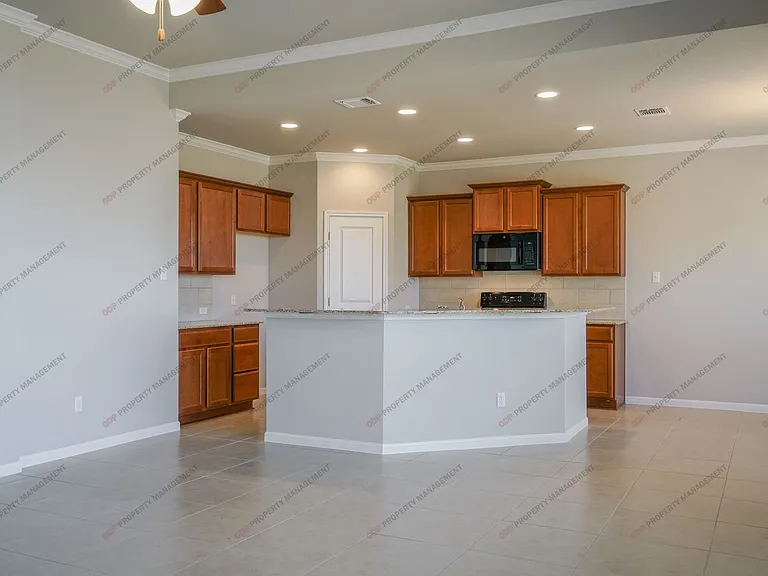 612 Cross Dr — Photo 3