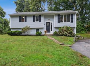 35 Old Town Trl, Narragansett, RI 02882