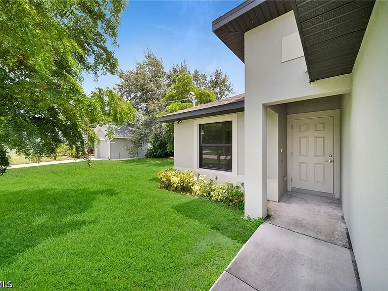318 SW 7th Ter — Photo 3