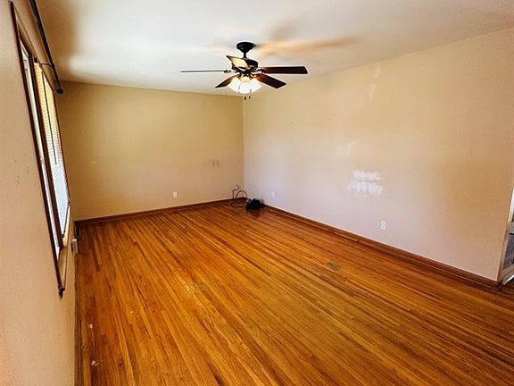3rd image of 110 E Park St