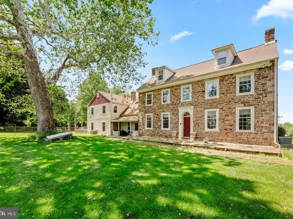 290 Foxcroft Dr, Ivyland, PA 18974