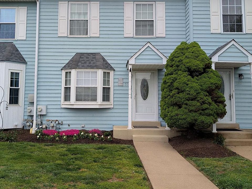 1st image of 552 Applewood Ct