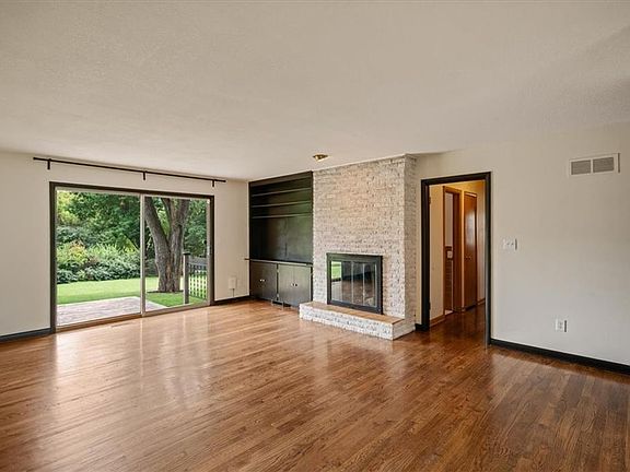 5th image of 6111 Melrose Ln