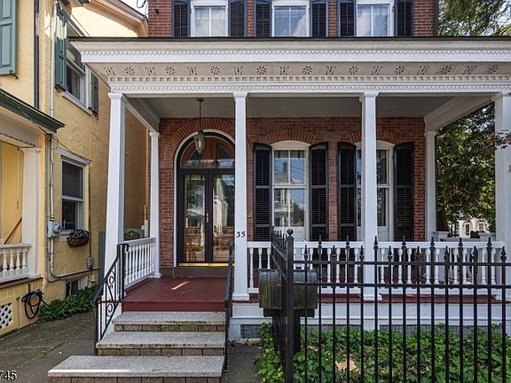 3rd image of 35 Perry St